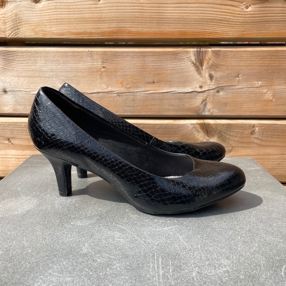 Naturalizer Black Snakeskin Pumps – Elegant Comfort, Size 8